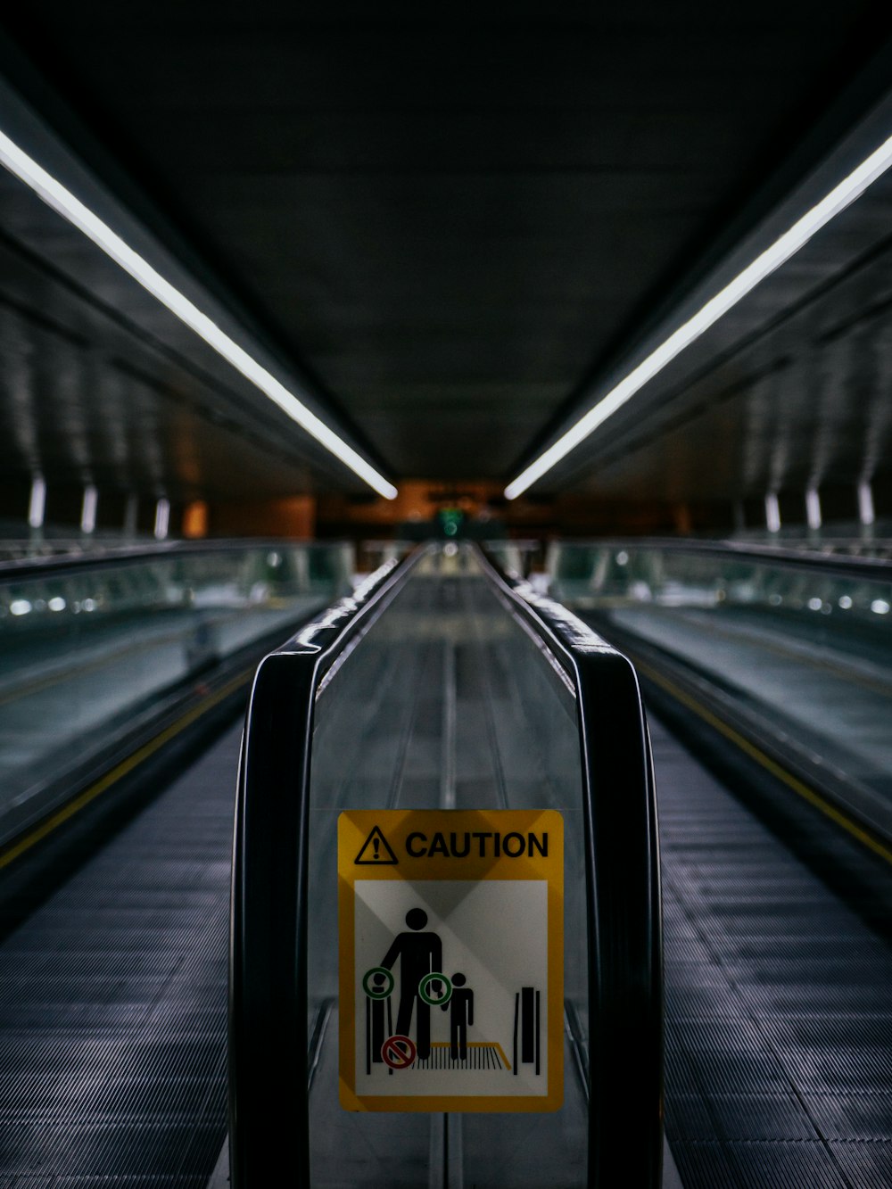 Escalator noir et argent dans une gare