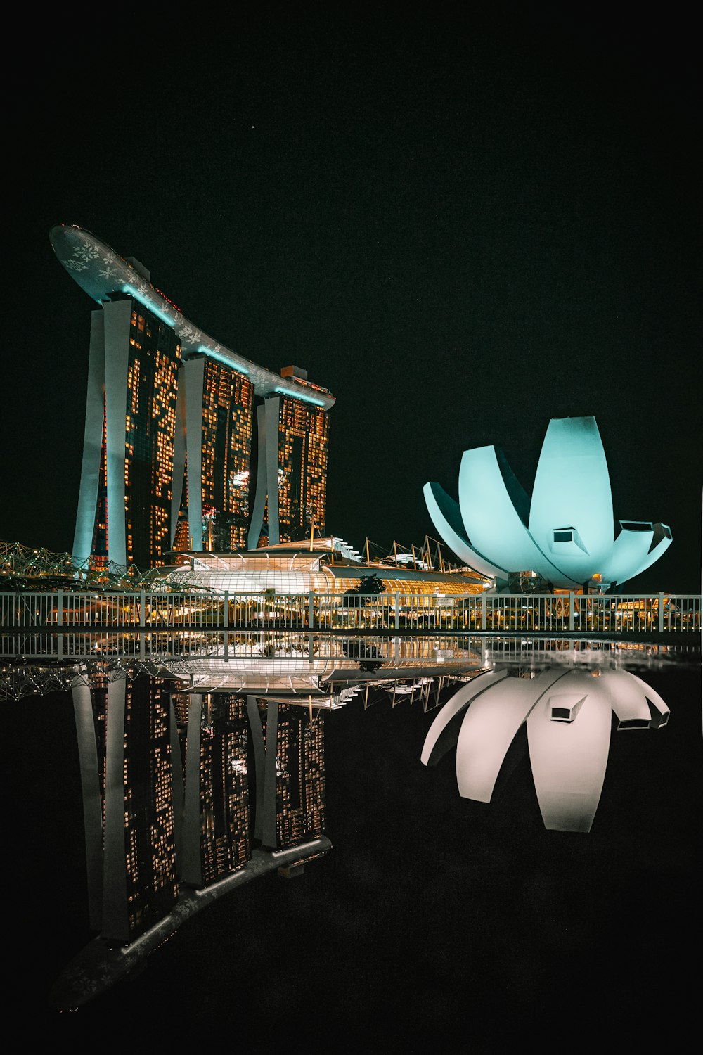 edifício iluminado em ouro e branco