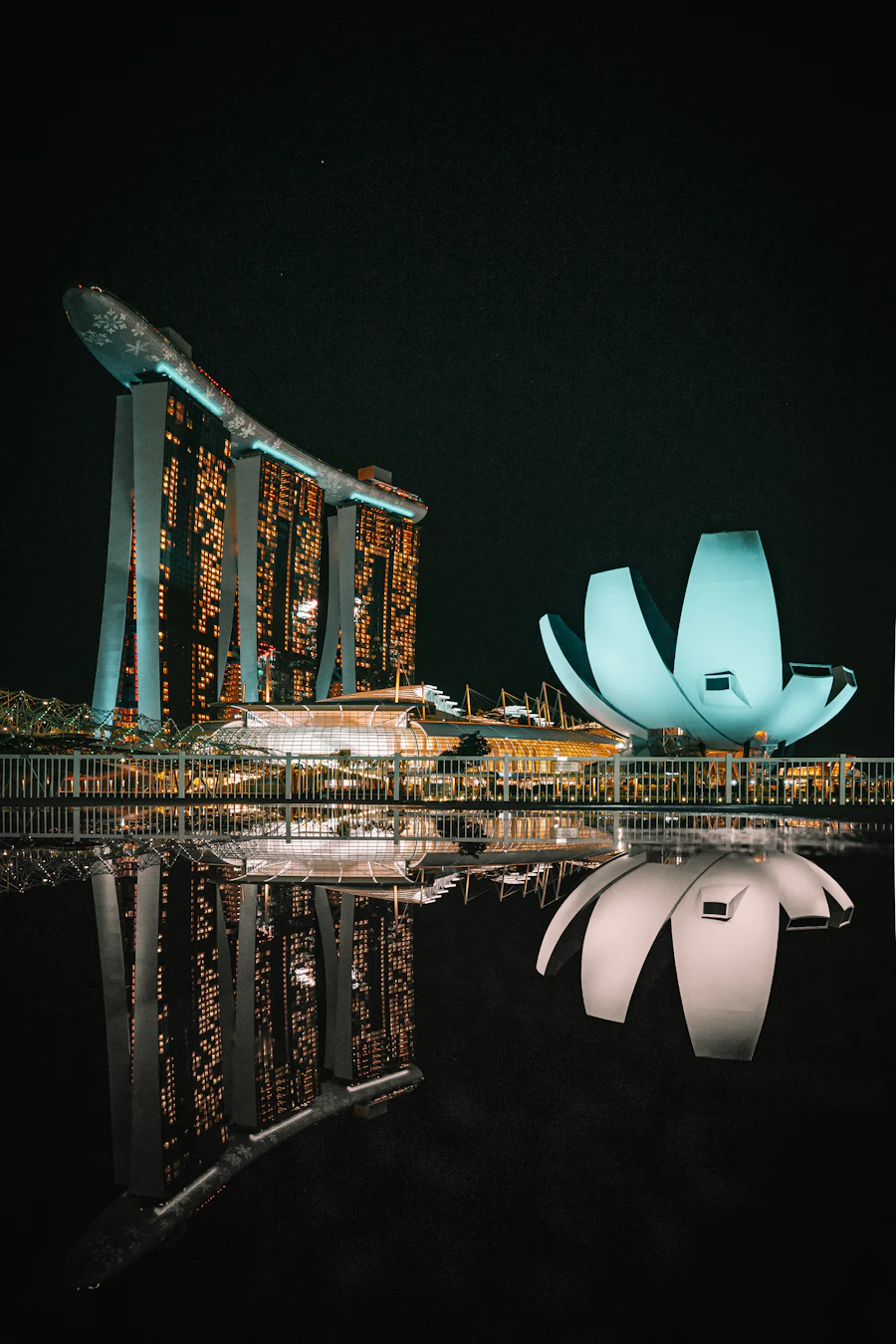Hochhäuser und das Lotusgebäude an der Marina Bay am Abend