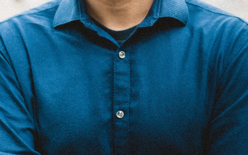 hombre con camisa azul abotonada