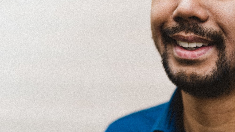 Mann im blauen Poloshirt