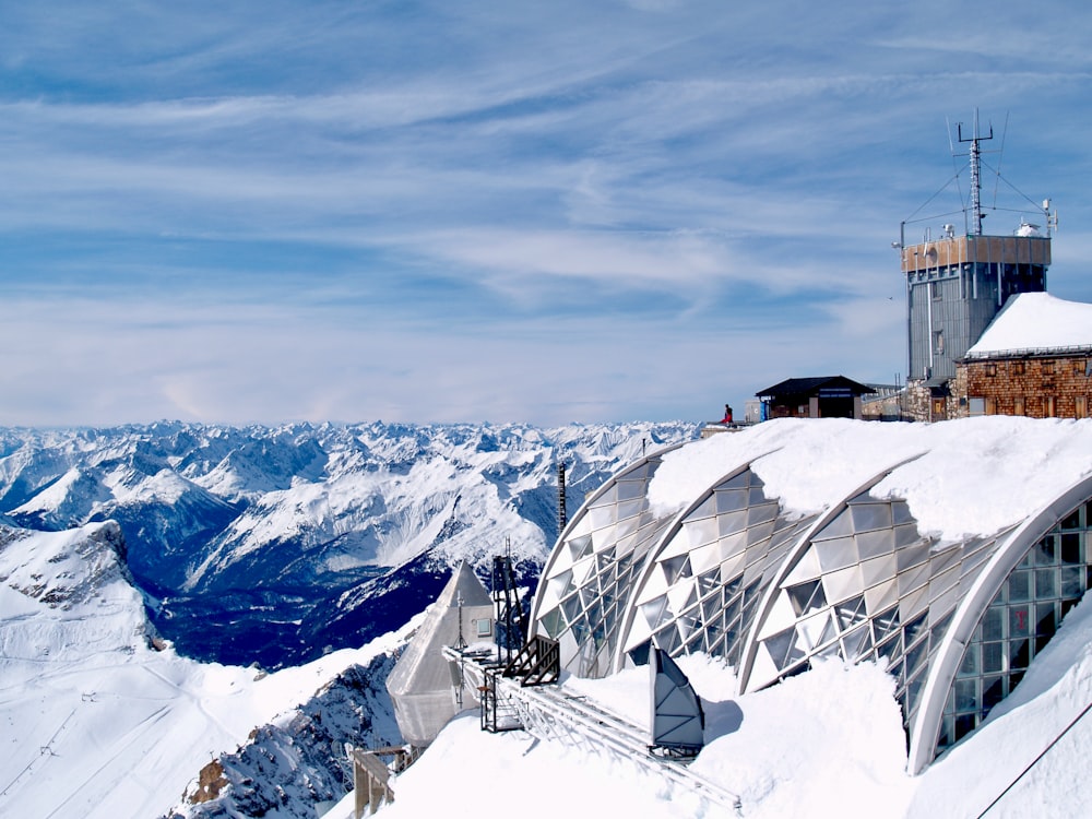 montagne blanche et noire sous des nuages blancs pendant la journée