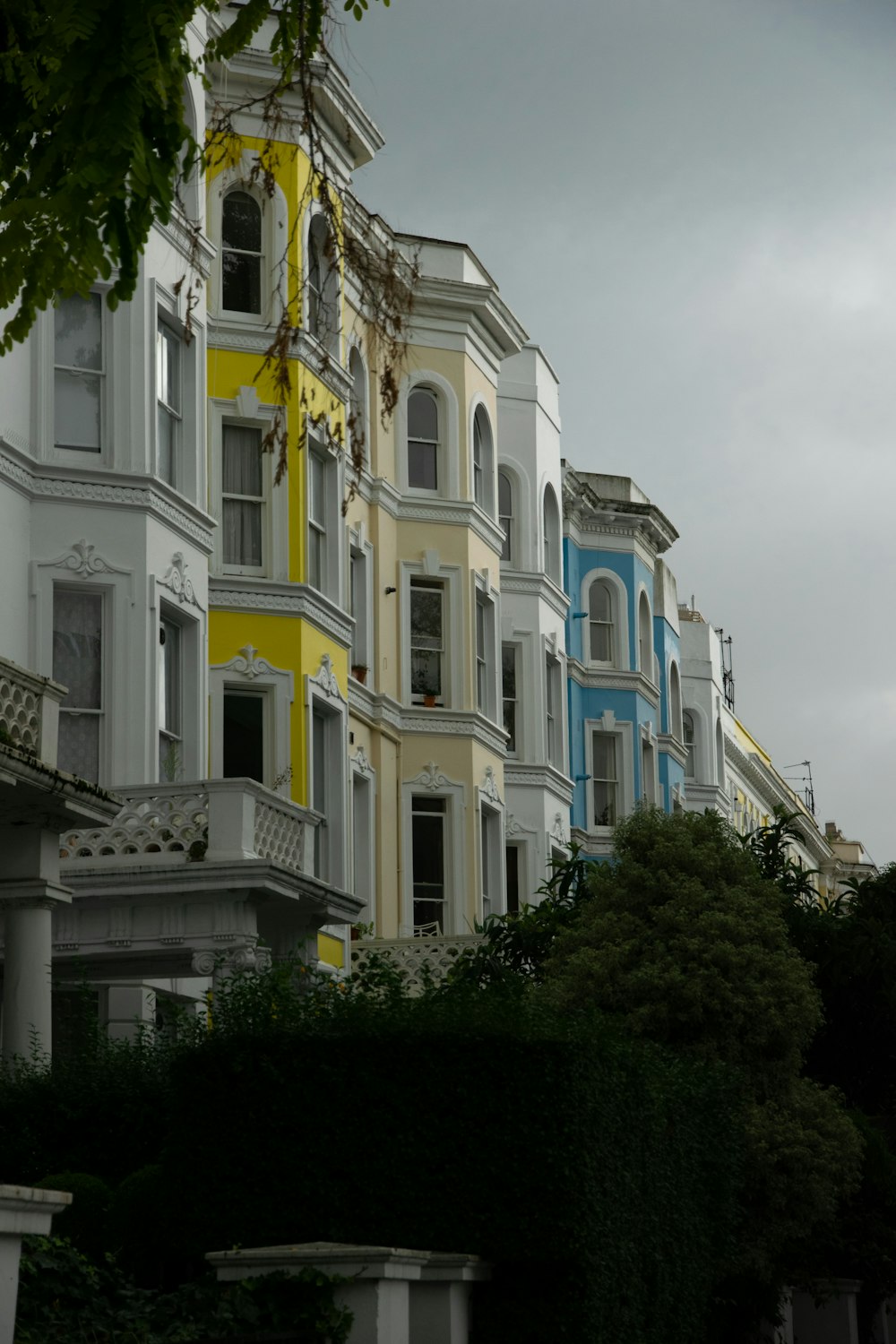 Bâtiment en béton blanc et jaune