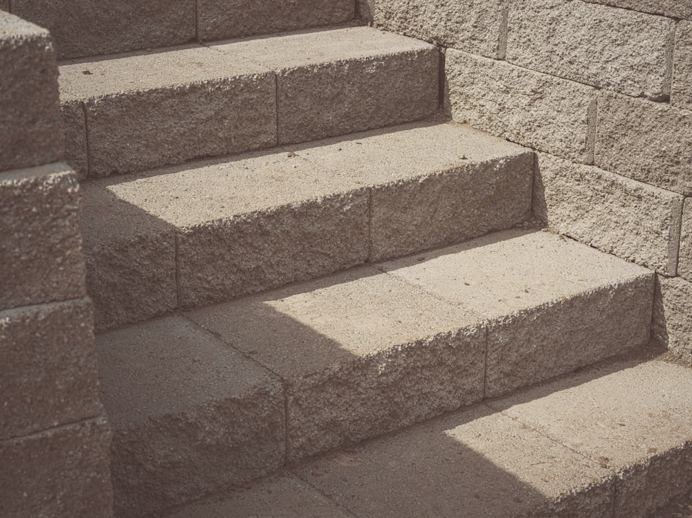 Escaleras de hormigón marrón y blanco