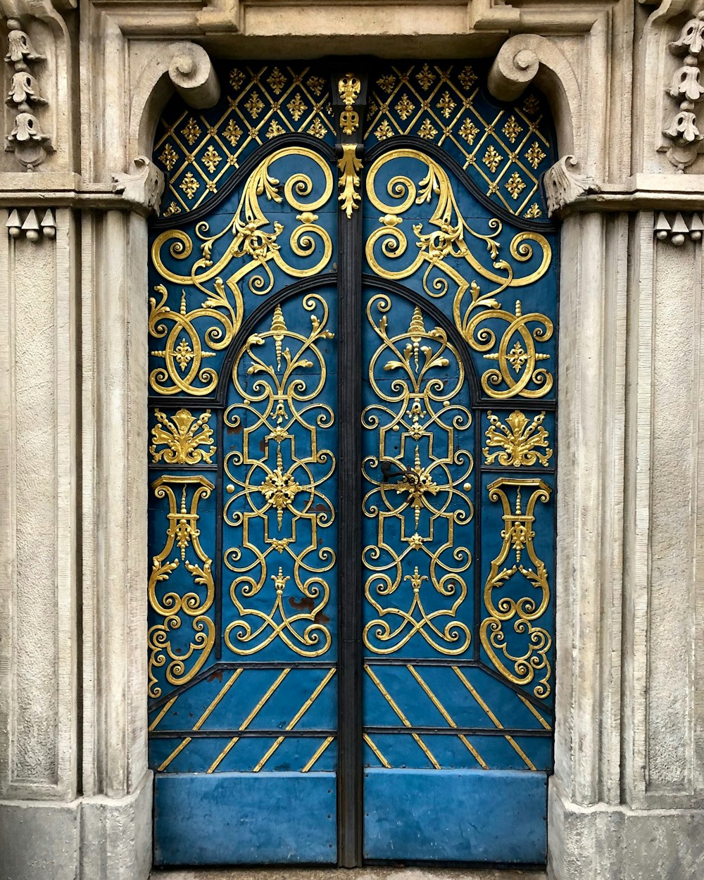 porta de metal azul com porta de metal azul