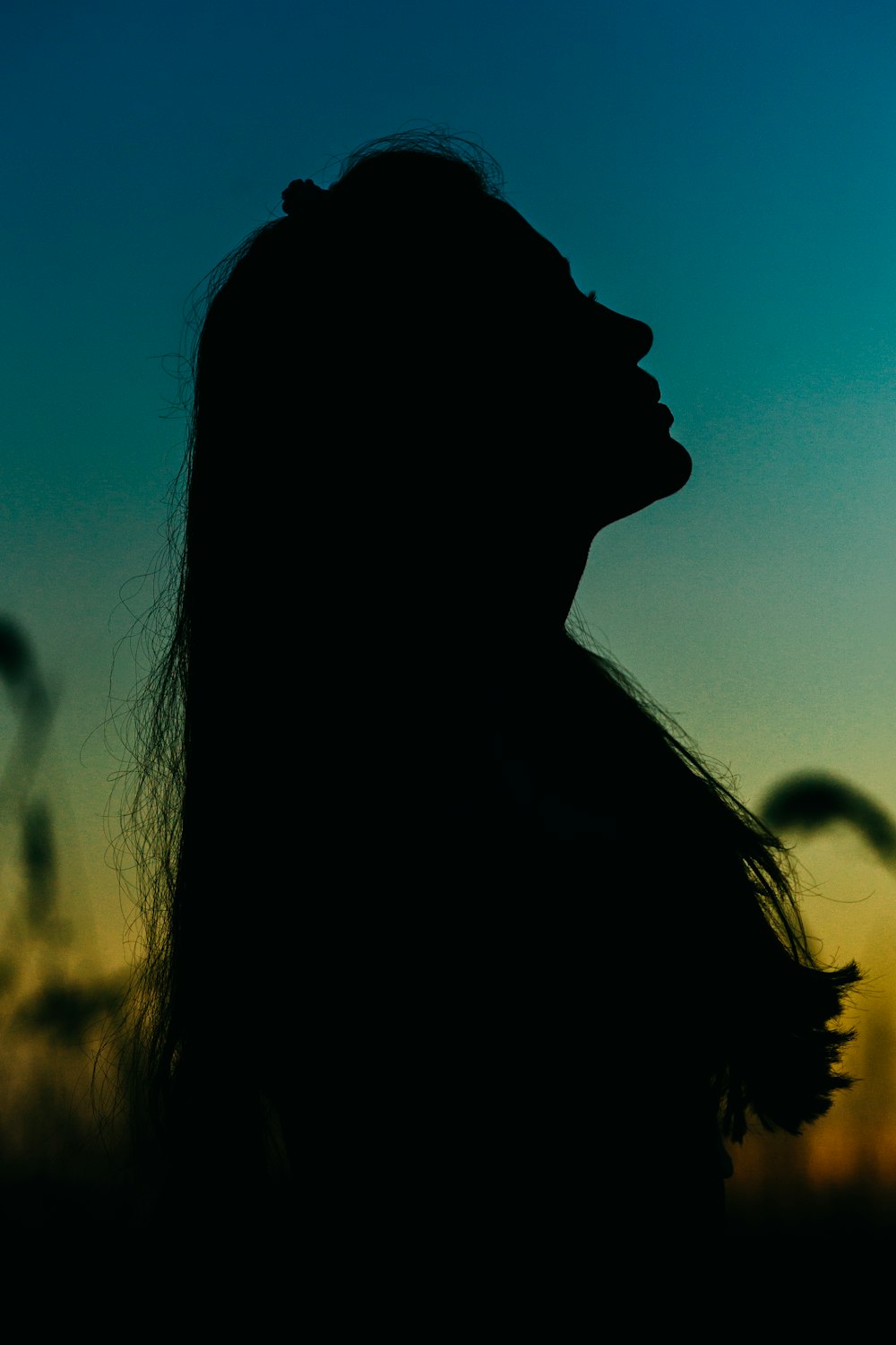 Silhouette einer Frau während des Sonnenuntergangs