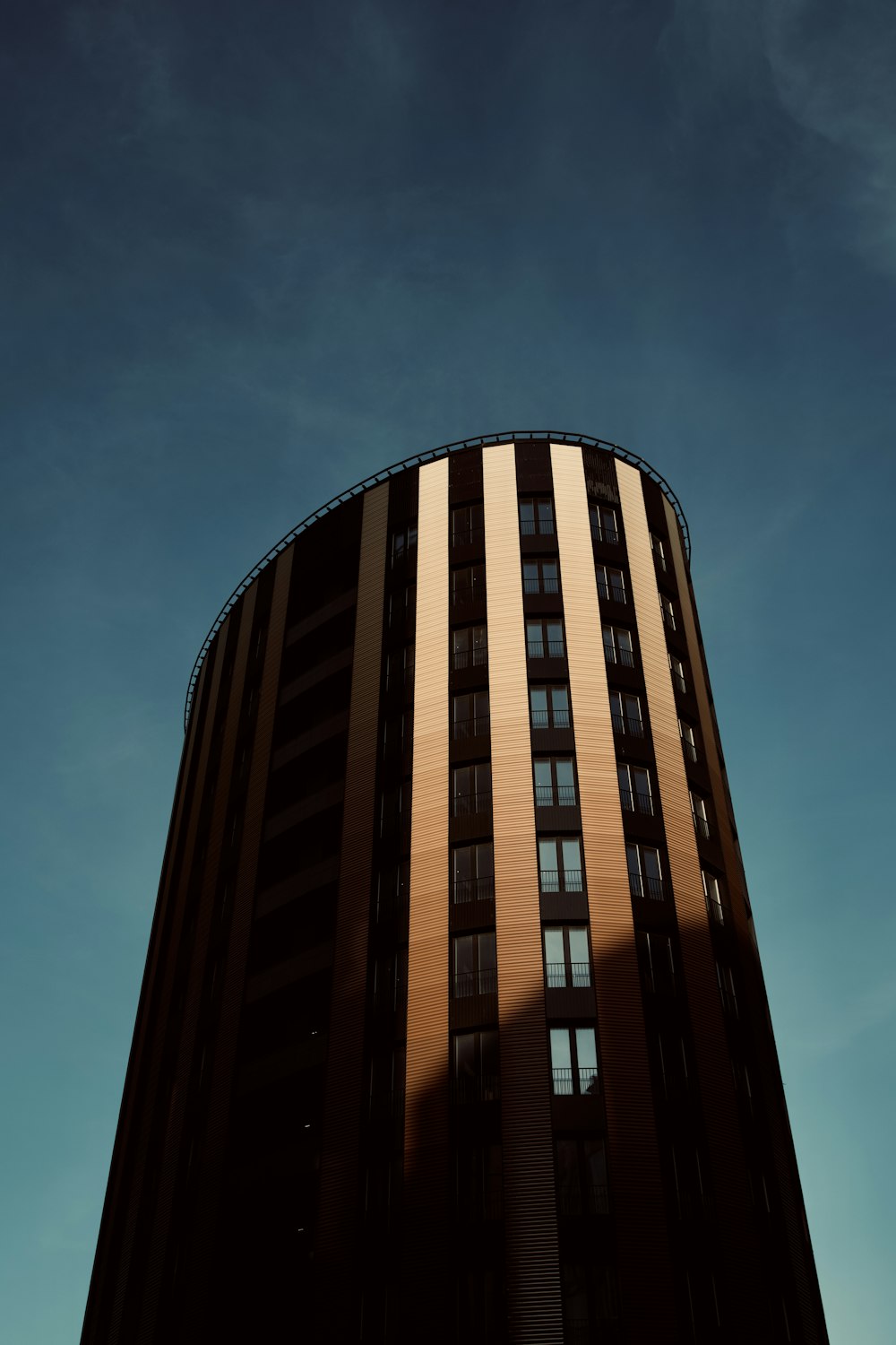 Edificio de hormigón marrón y negro bajo cielo gris
