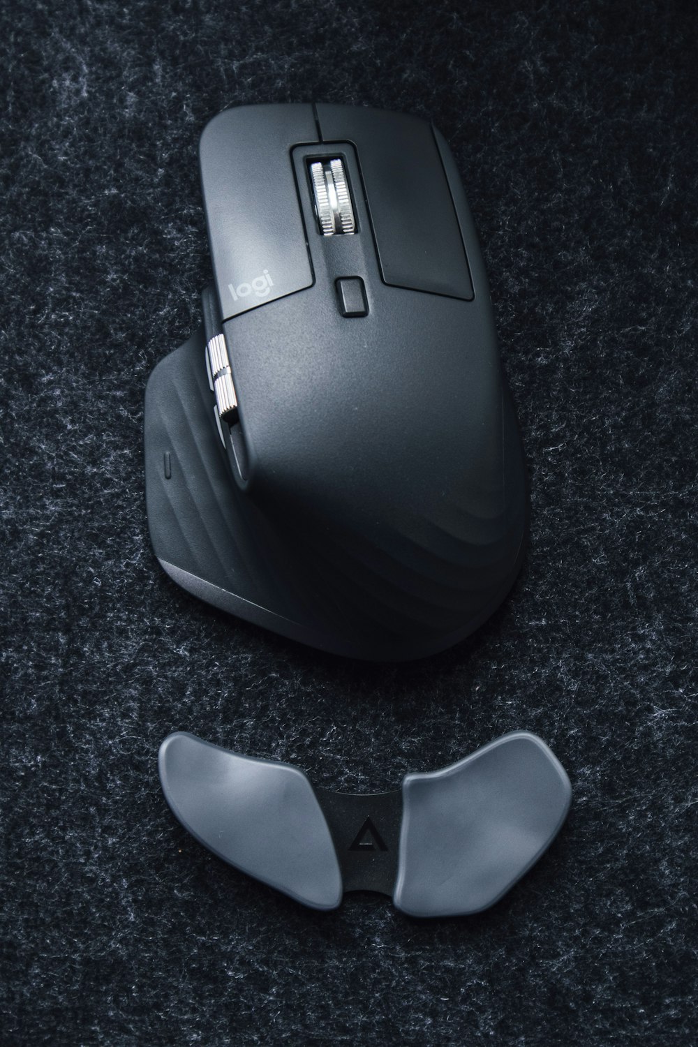 black and white cordless computer mouse