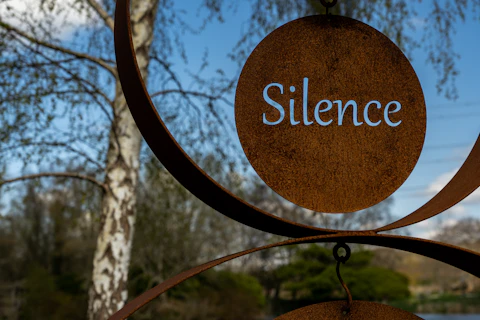 Cartel de silencio en un entorno natural