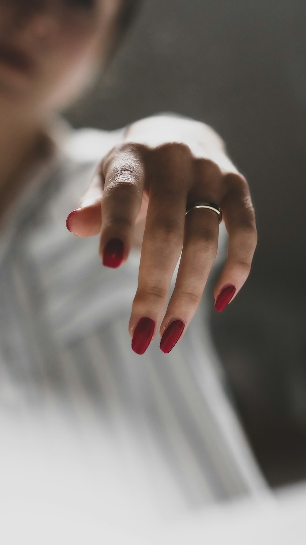 Person mit silbernem Ring am linken Ringfinger