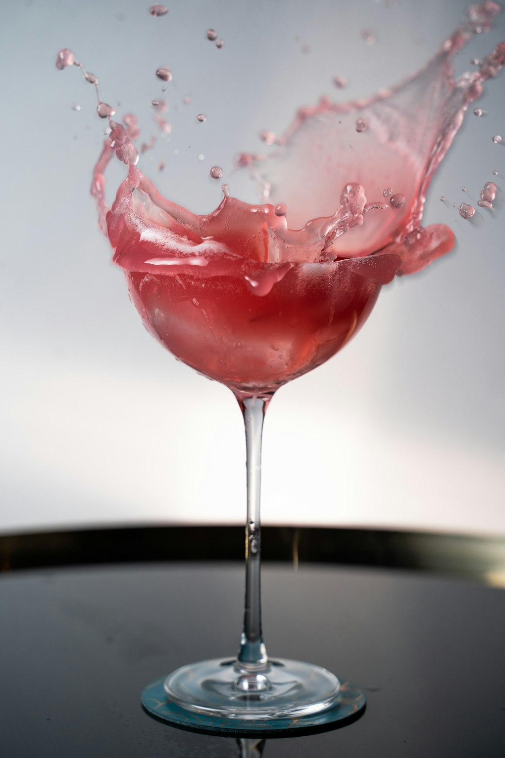 líquido rojo en copa de vino claro