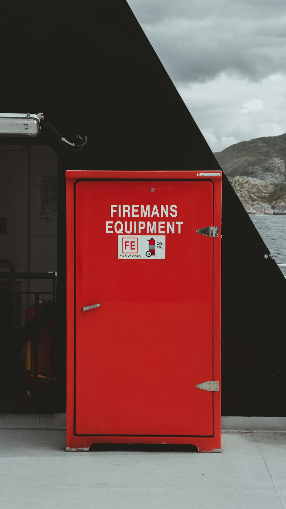 Ein roter Feuerwehr-Ausrüstungskasten an der Seite eines Gebäudes
