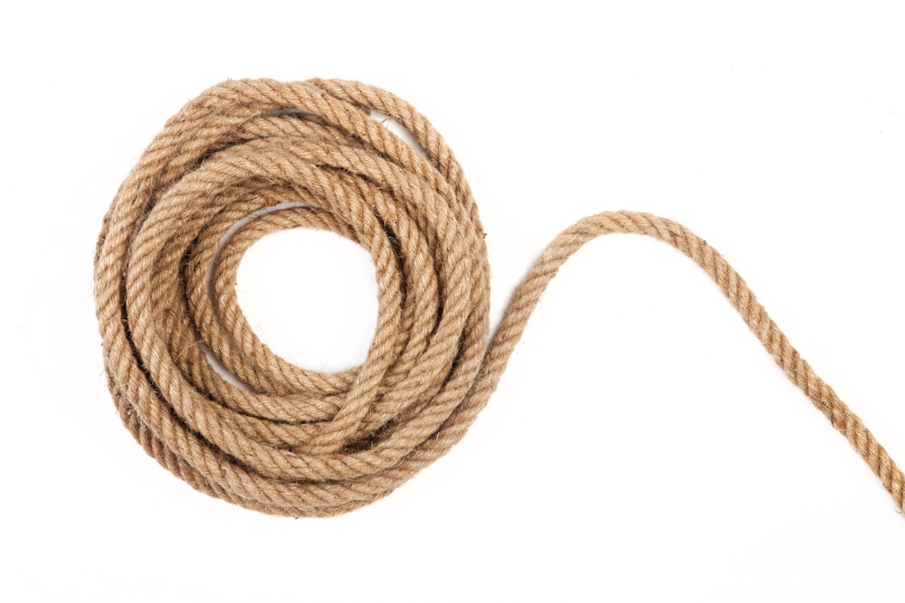 uma corda é mostrada em um fundo branco