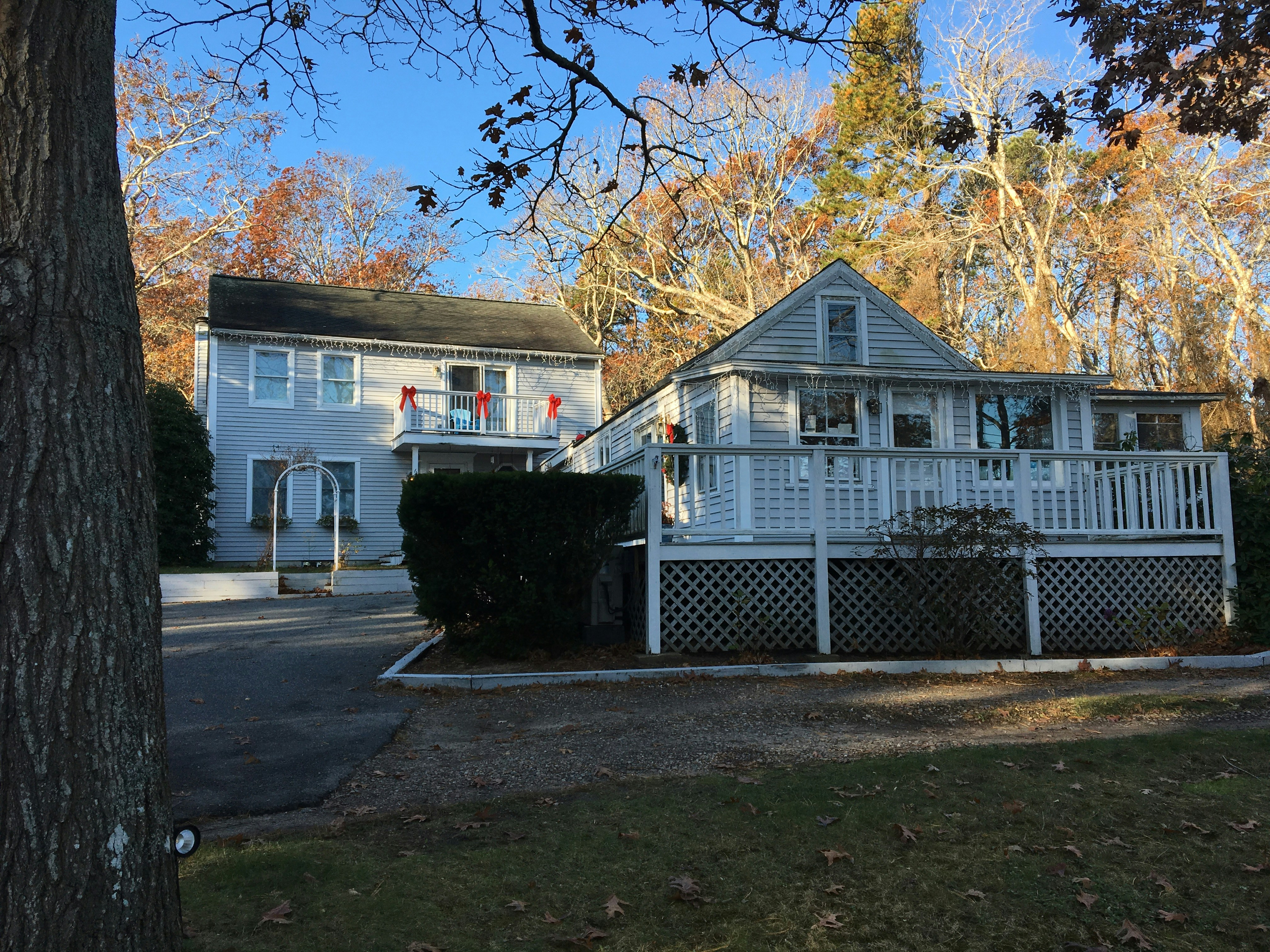 White and gray wooden house near trees during daytime photo – Free Ma ...