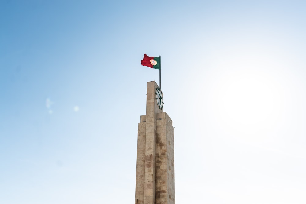 bandeira vermelha e branca no topo do edifício de concreto marrom