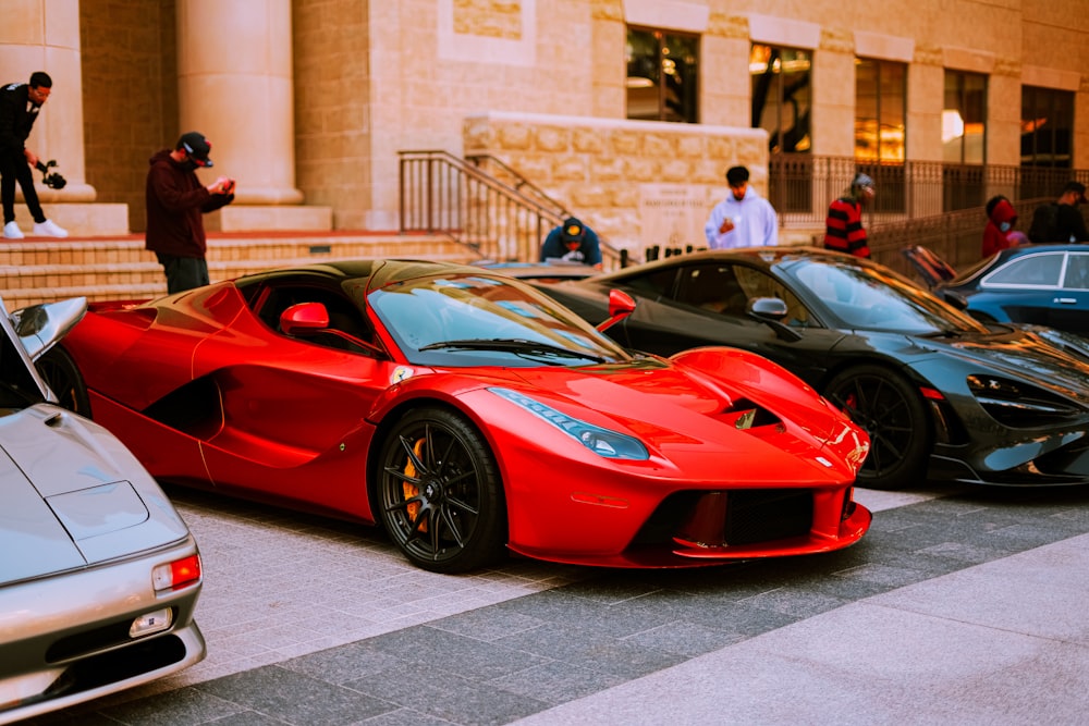 Ferrari 458 Italia rossa su strada durante il giorno