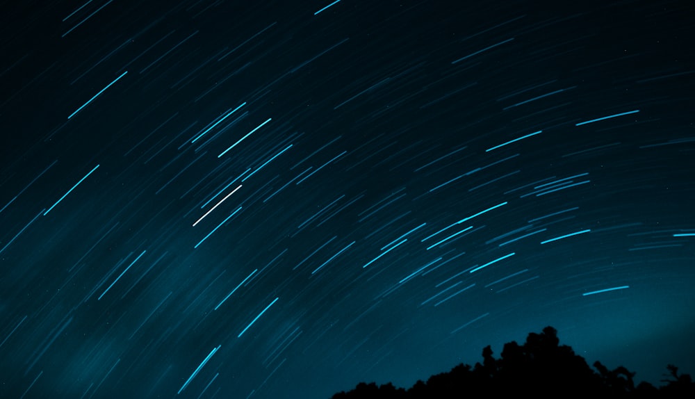 blauer Himmel mit Sternen während der Nacht