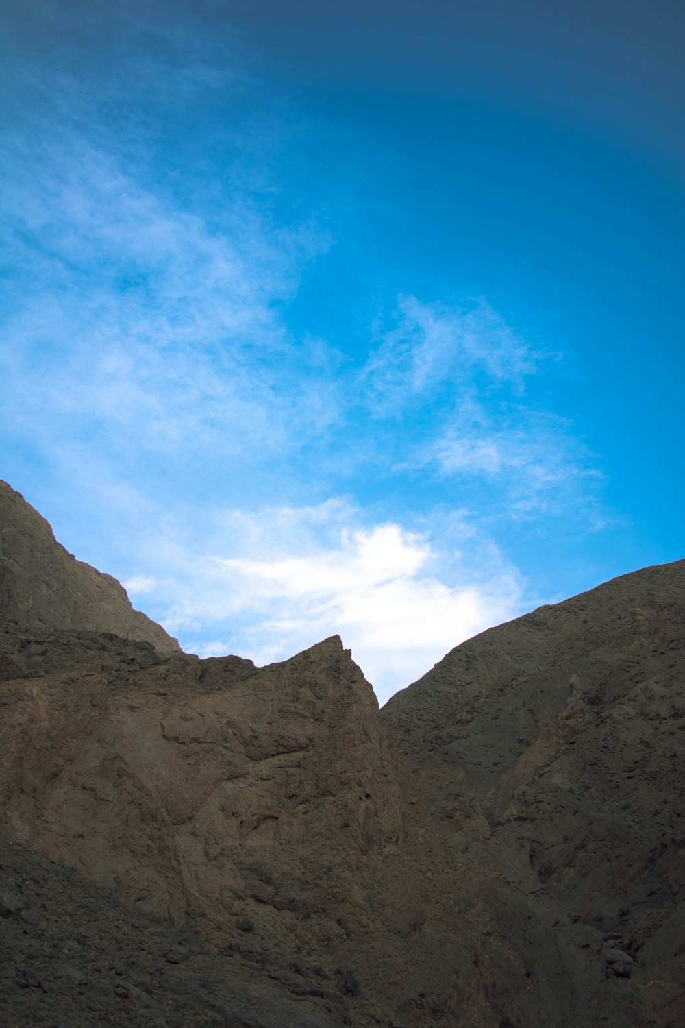 Montaña rocosa marrón bajo el cielo azul durante el día