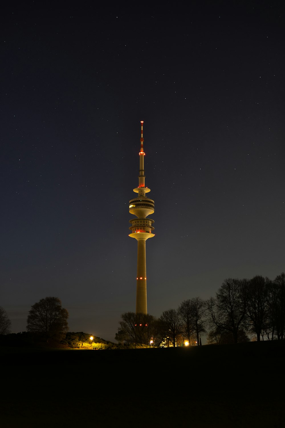 Torre blanca y dorada durante la noche