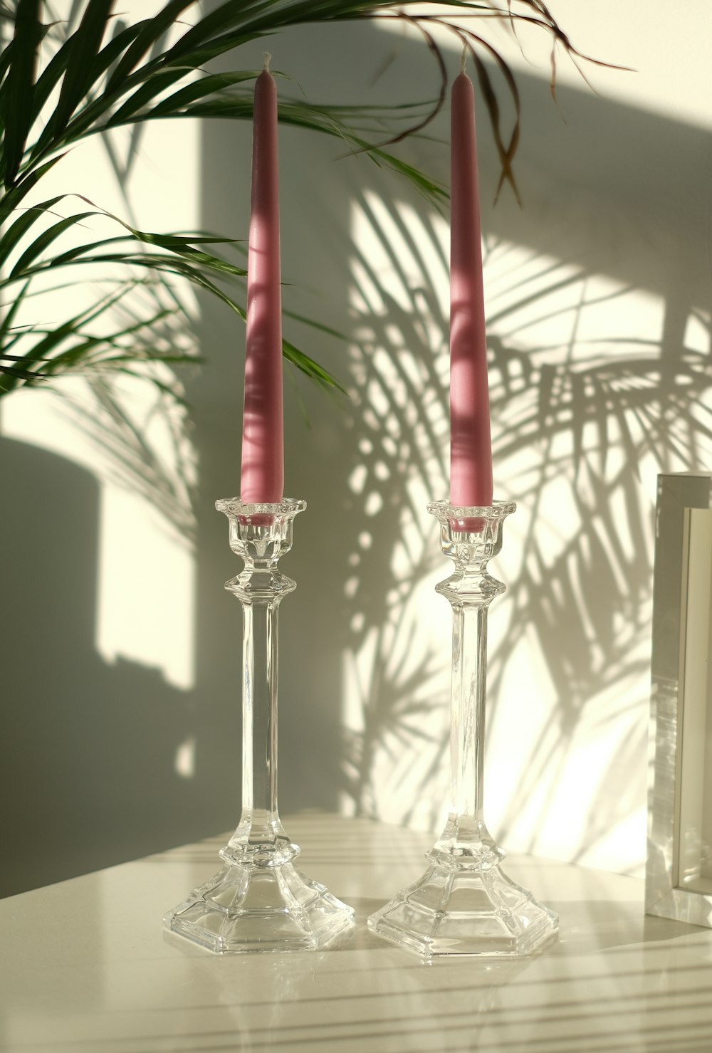 Kerzenhalter aus rotem und klarem Glas