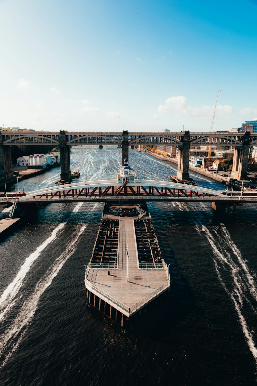 Graue Betonbrücke über Gewässer tagsüber