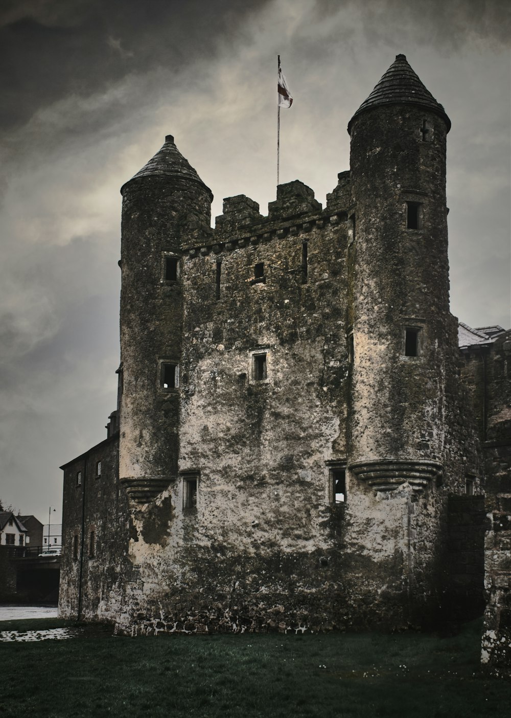 Château en béton gris sous un ciel nuageux