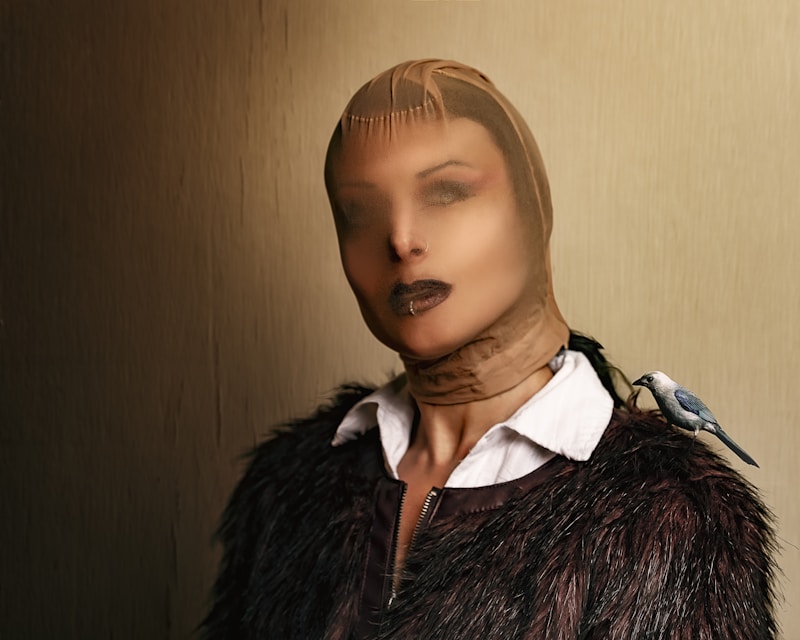 Chica con chaqueta de piel negra