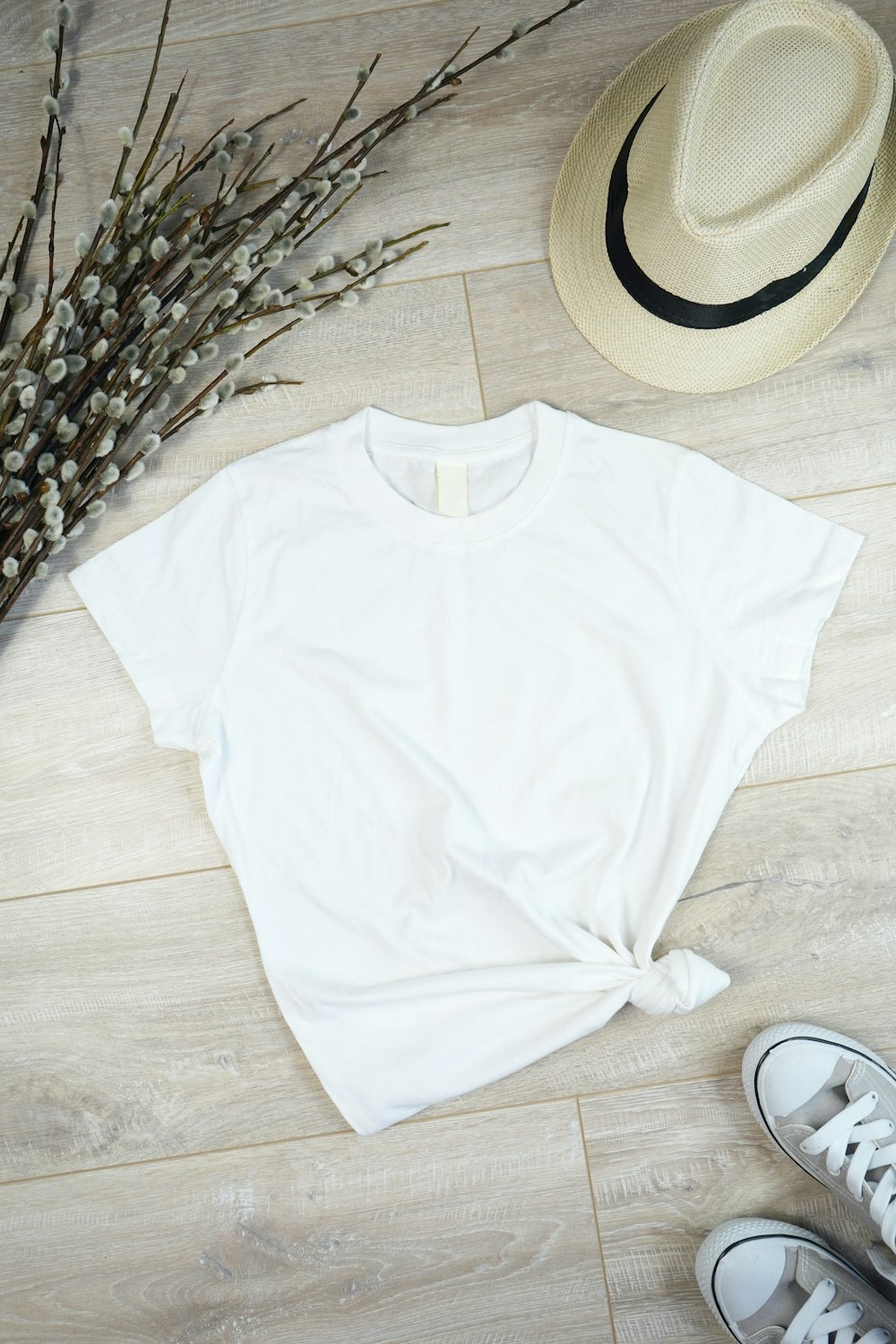 Camiseta blanca con cuello redondo