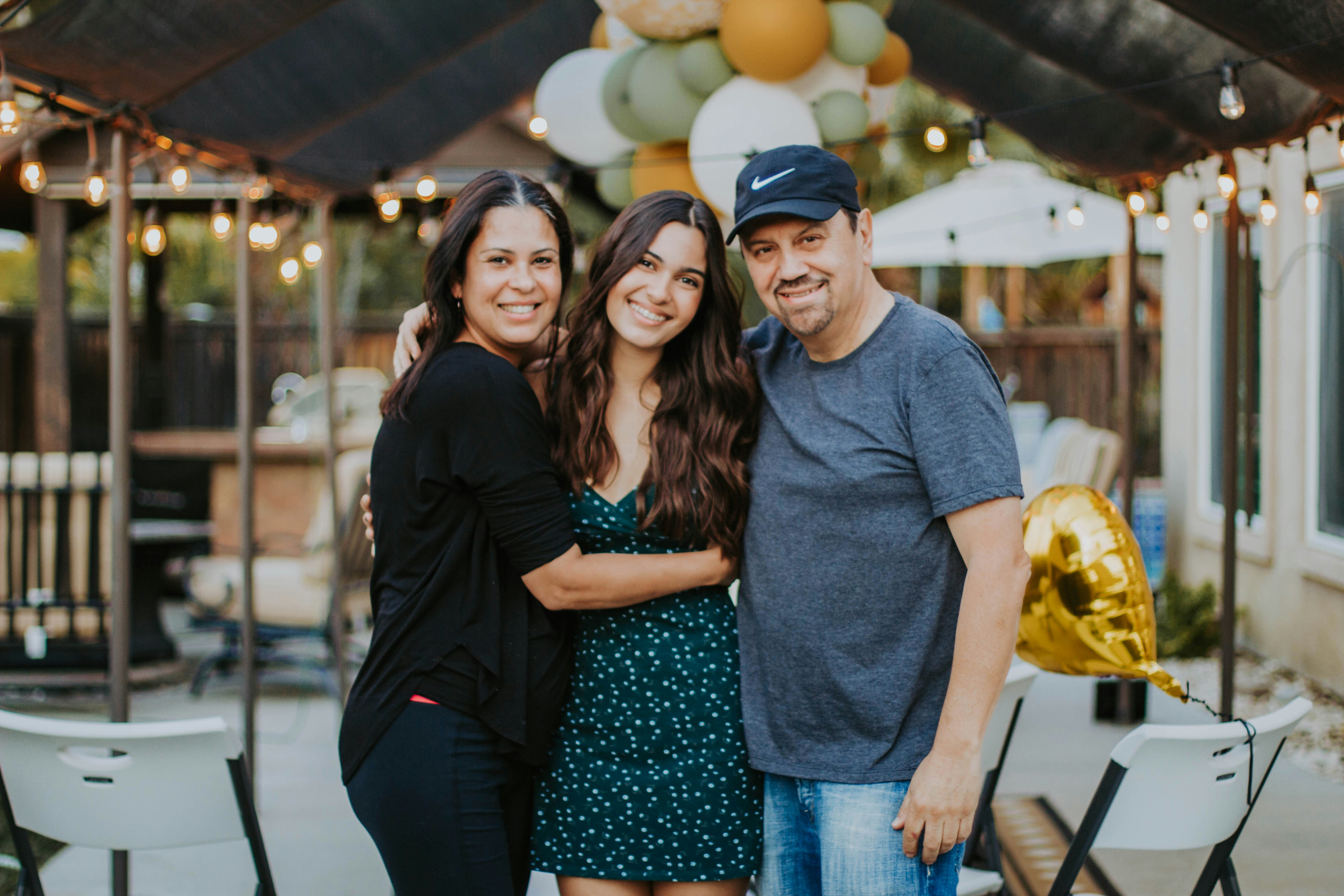 uomo in camicia girocollo grigia in piedi accanto alla donna in camicia nera a maniche lunghe