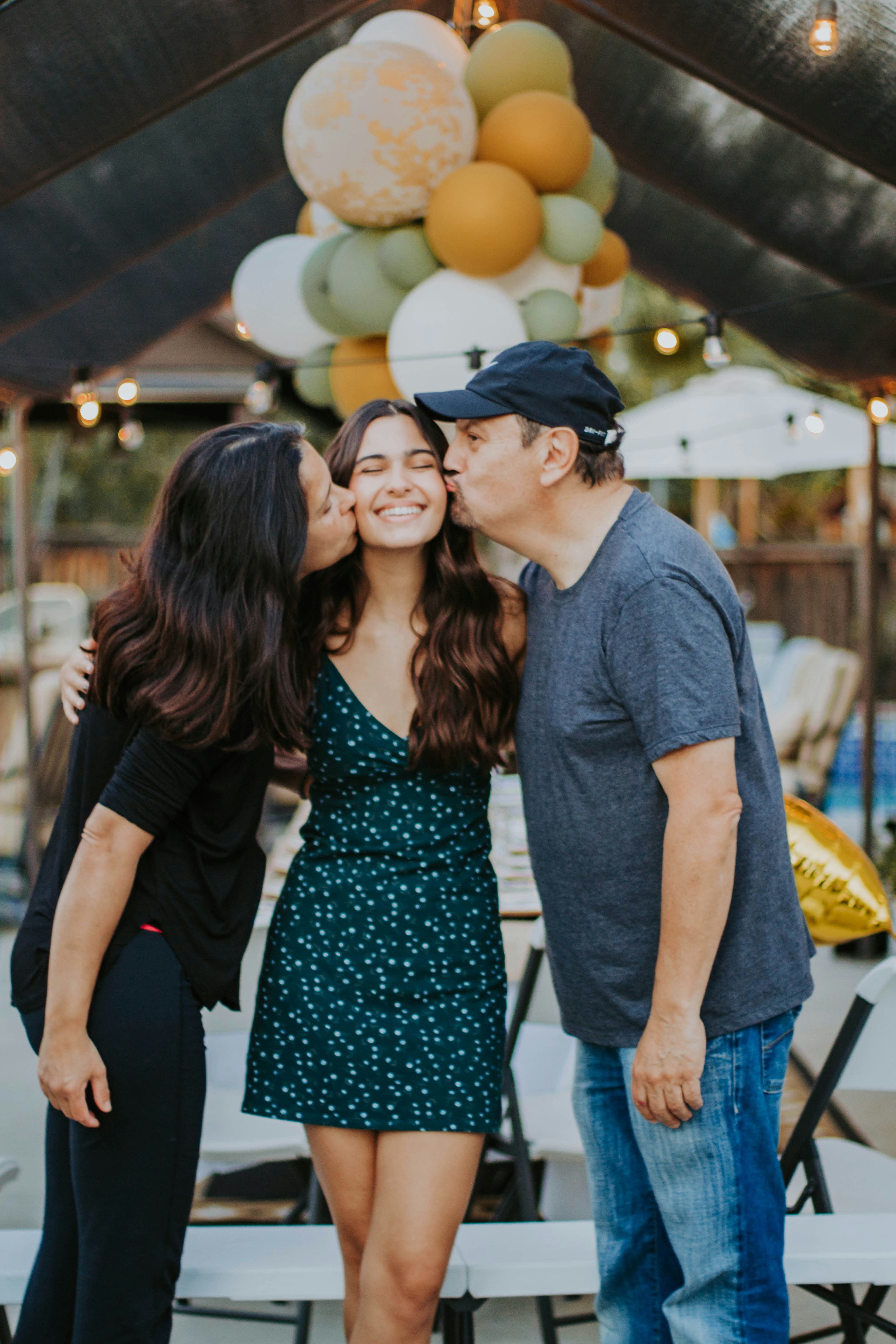 uomo in maglietta girocollo grigia in piedi accanto alla donna a pois in bianco e nero