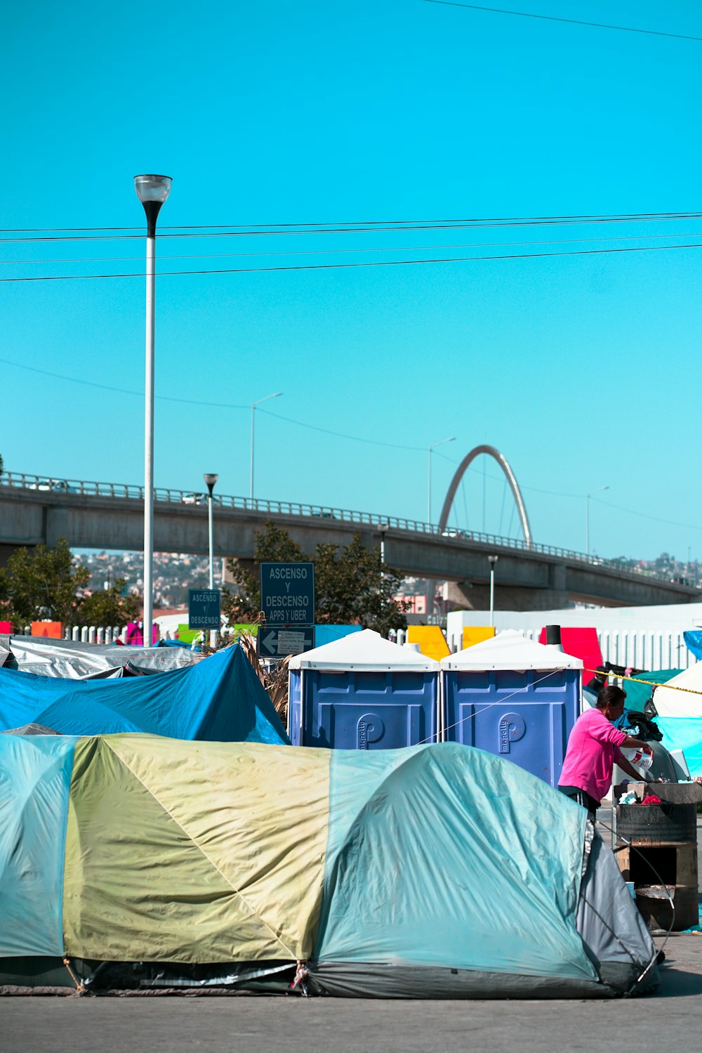 Menschen, die tagsüber auf Campingstühlen in der Nähe von Blue Tent sitzen