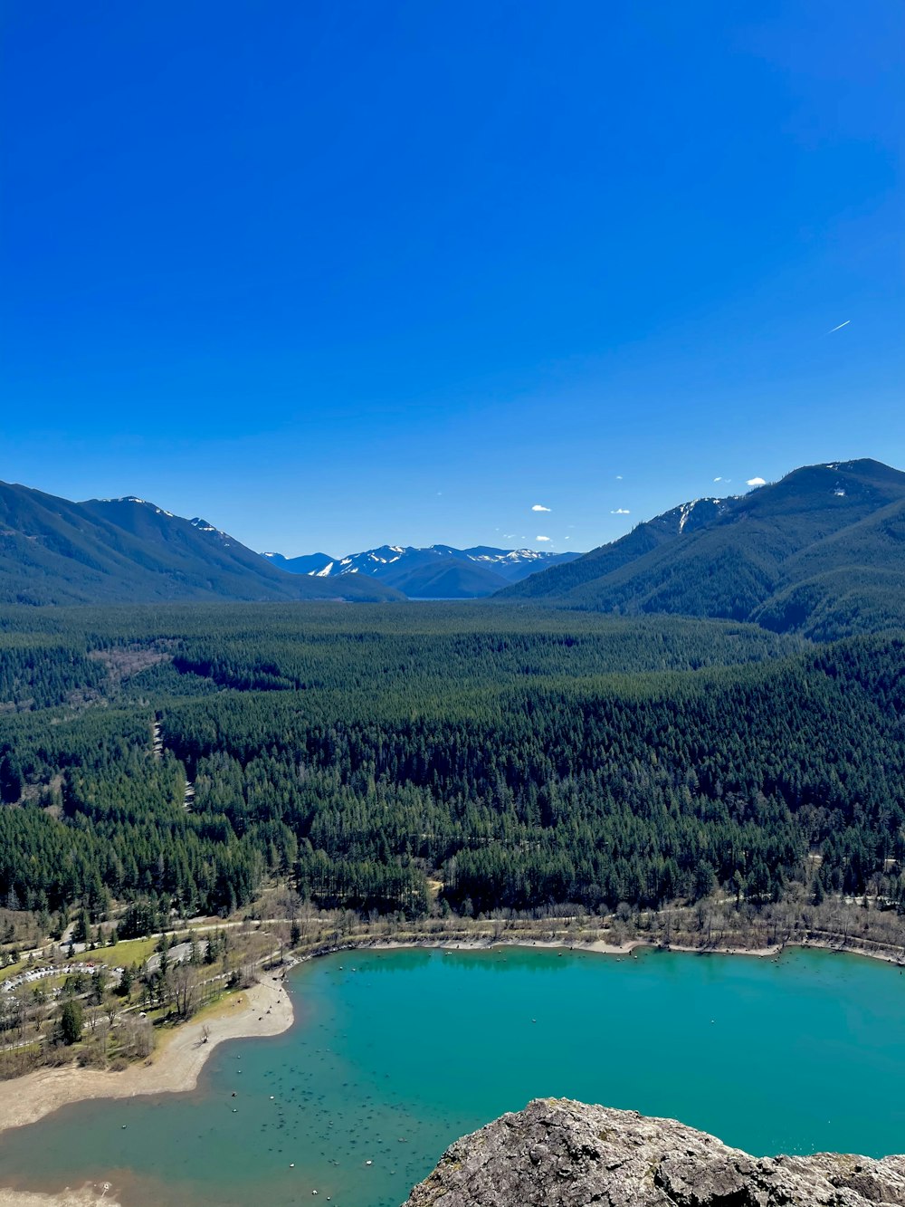 Blick auf einen von Bergen umgebenen See