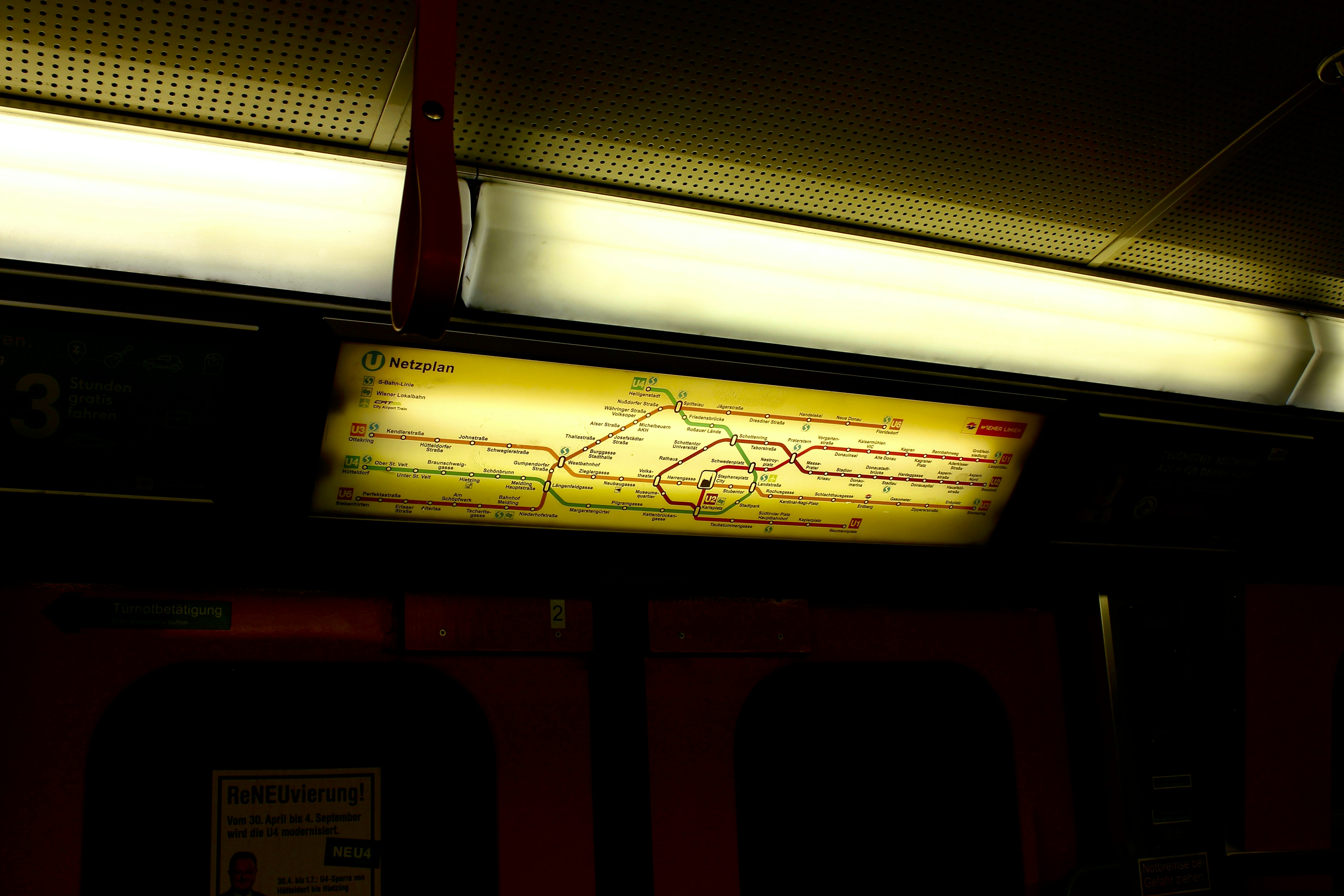 weiße und schwarze Jalousien