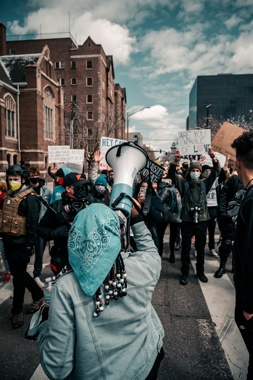 personnes marchant dans la rue pendant la journée