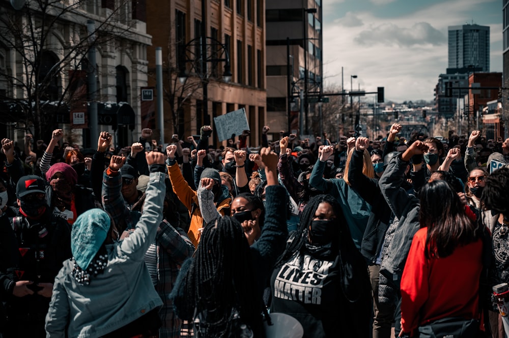 pessoas em pé na rua durante o dia