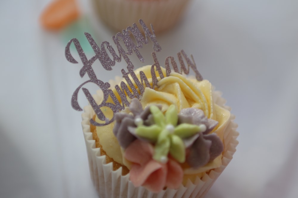 bolo de feliz aniversário na mesa branca