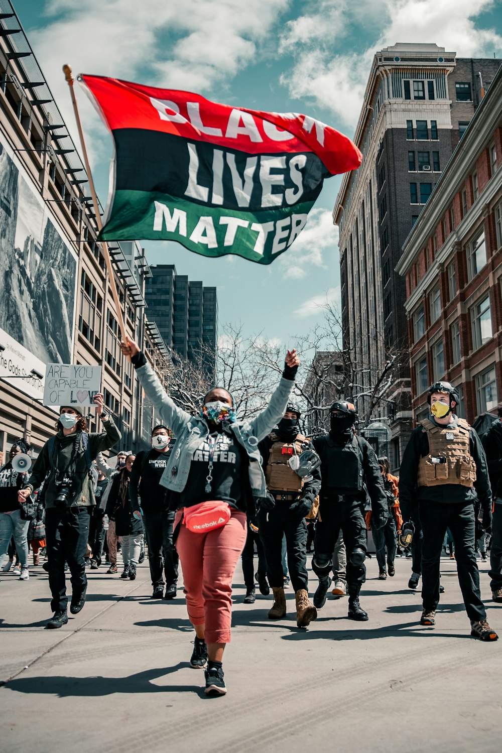 personnes marchant dans la rue pendant la journée