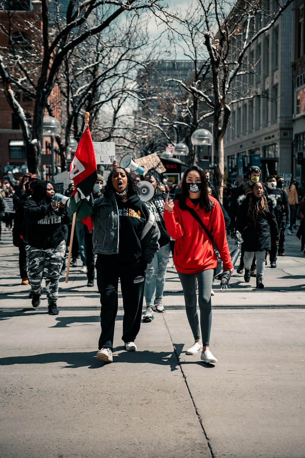 Personas que caminan por la calle durante el día