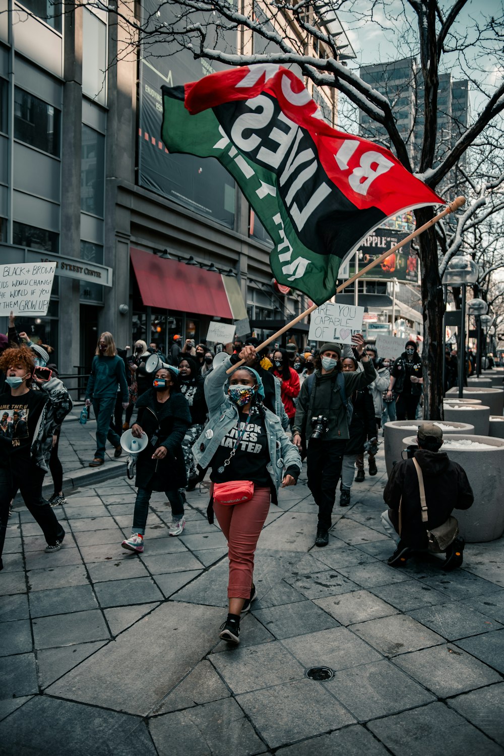 personnes marchant dans la rue pendant la journée