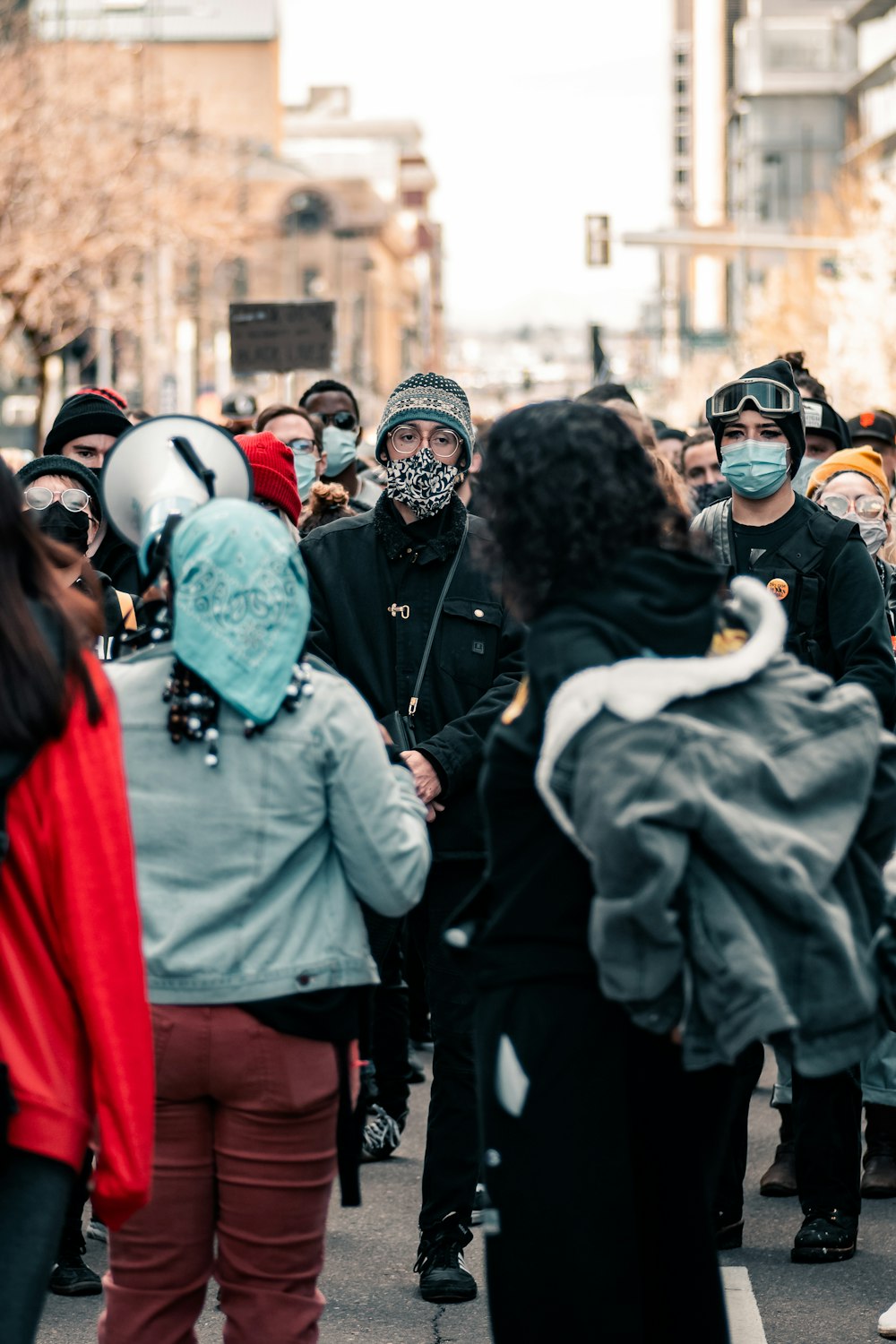 personnes portant un casque noir et blanc et une veste bleue