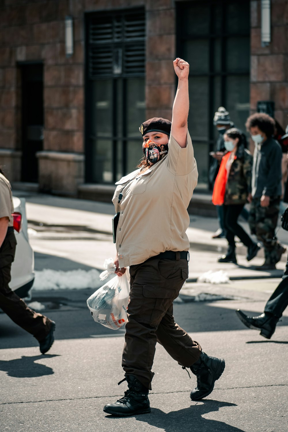 Foto hombre con camiseta blanca con cuello redondo y pantalones marrones  sosteniendo una bolsa de plástico transparente – Imagen Persona gratis en  Unsplash