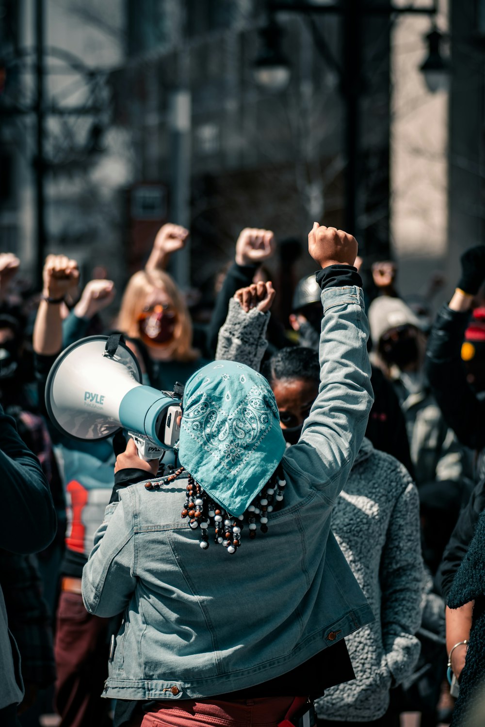 Menschen, die tagsüber stehen und fotografieren