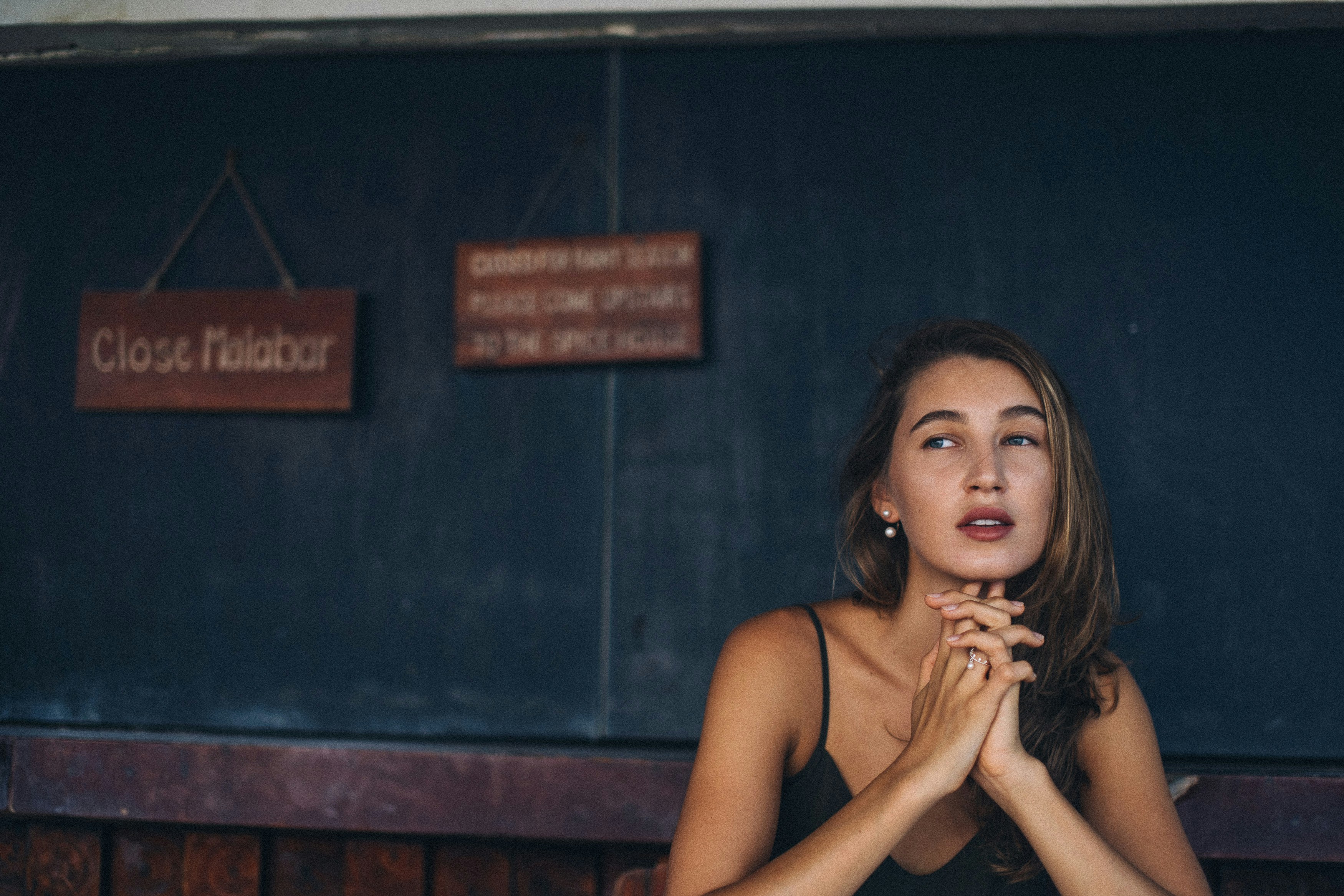 Femme en haut noir à bretelles spaghetti