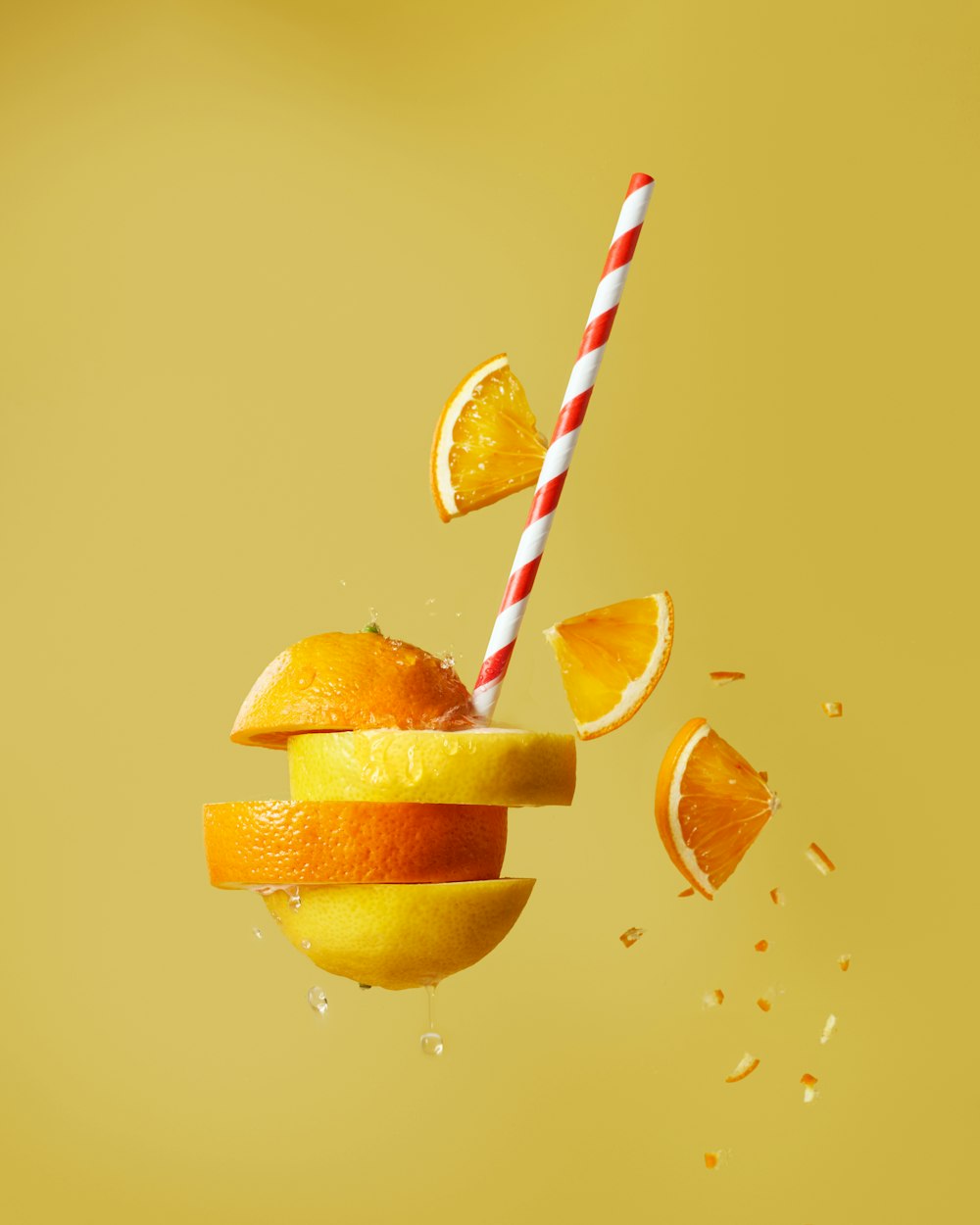 Fruta de naranja en rodajas con paja