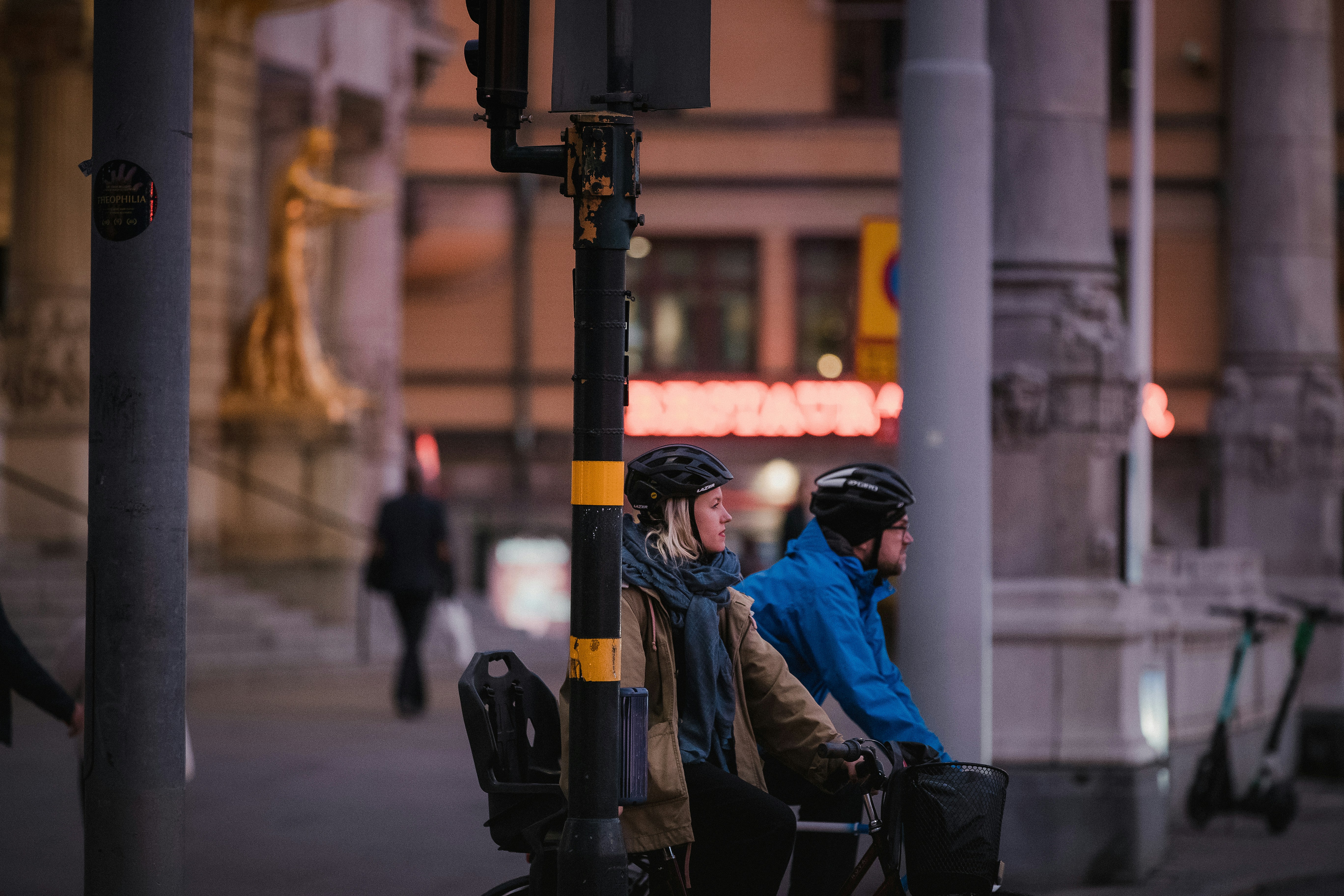 uomo in giacca blu e casco nero seduto sulla panca d'acciaio nera durante il giorno