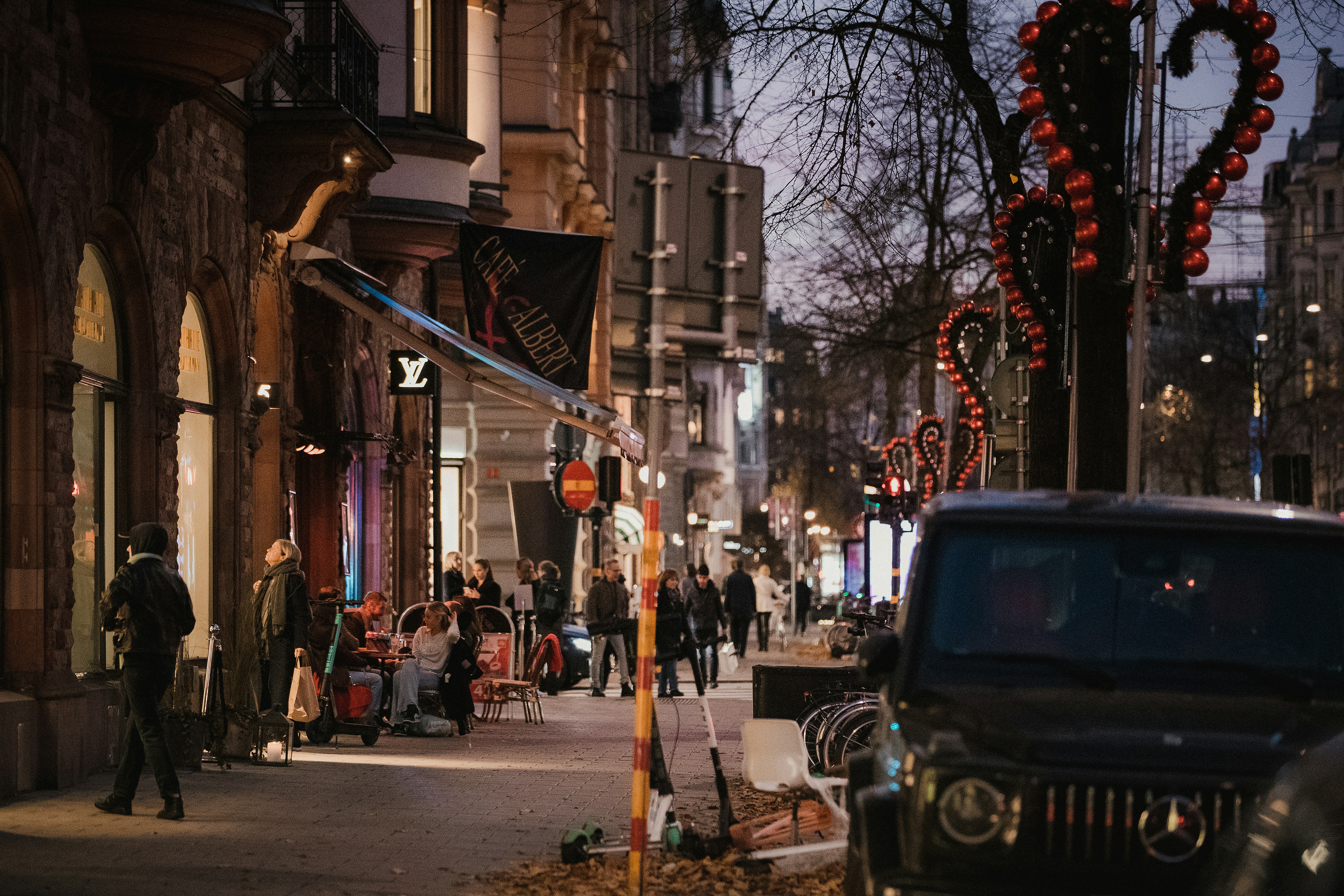 SUV nero su strada durante il giorno