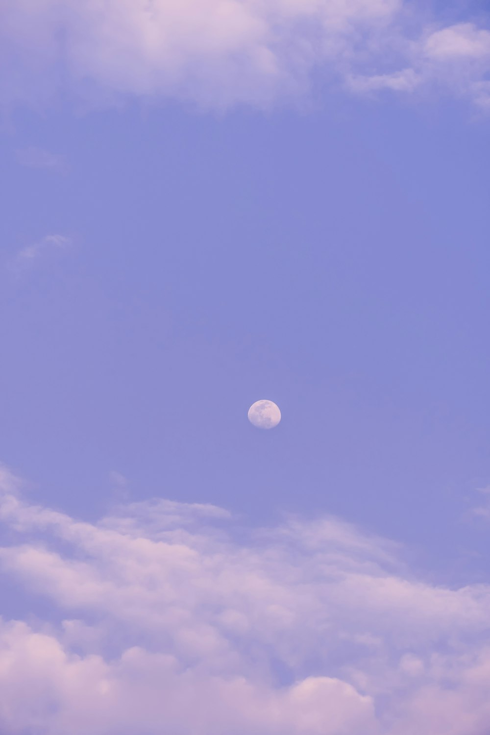 cielo azul con nubes blancas