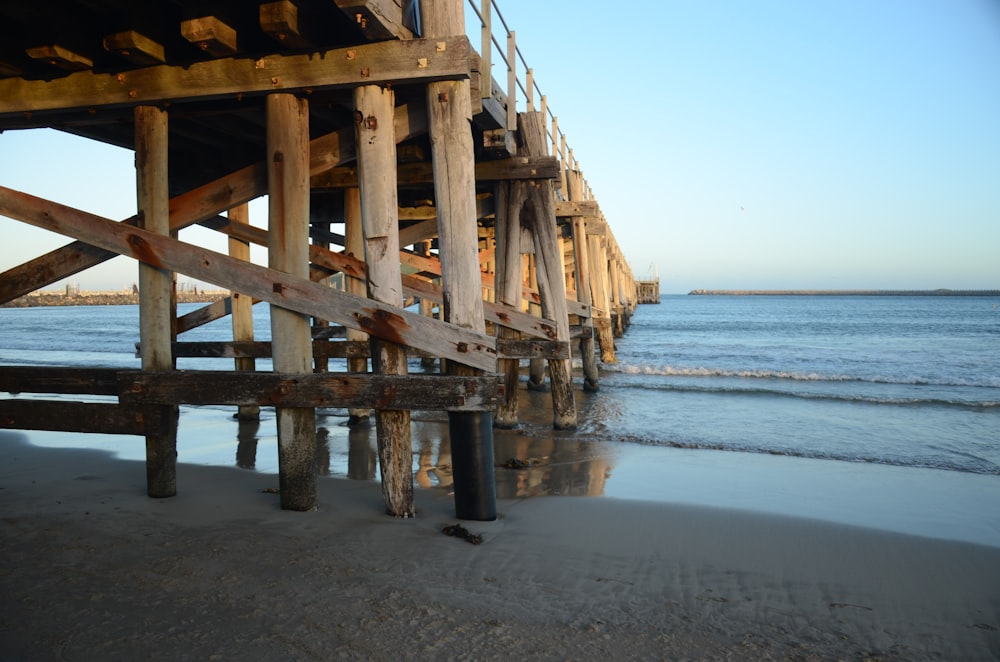 Braunes Holzdock am Strand tagsüber