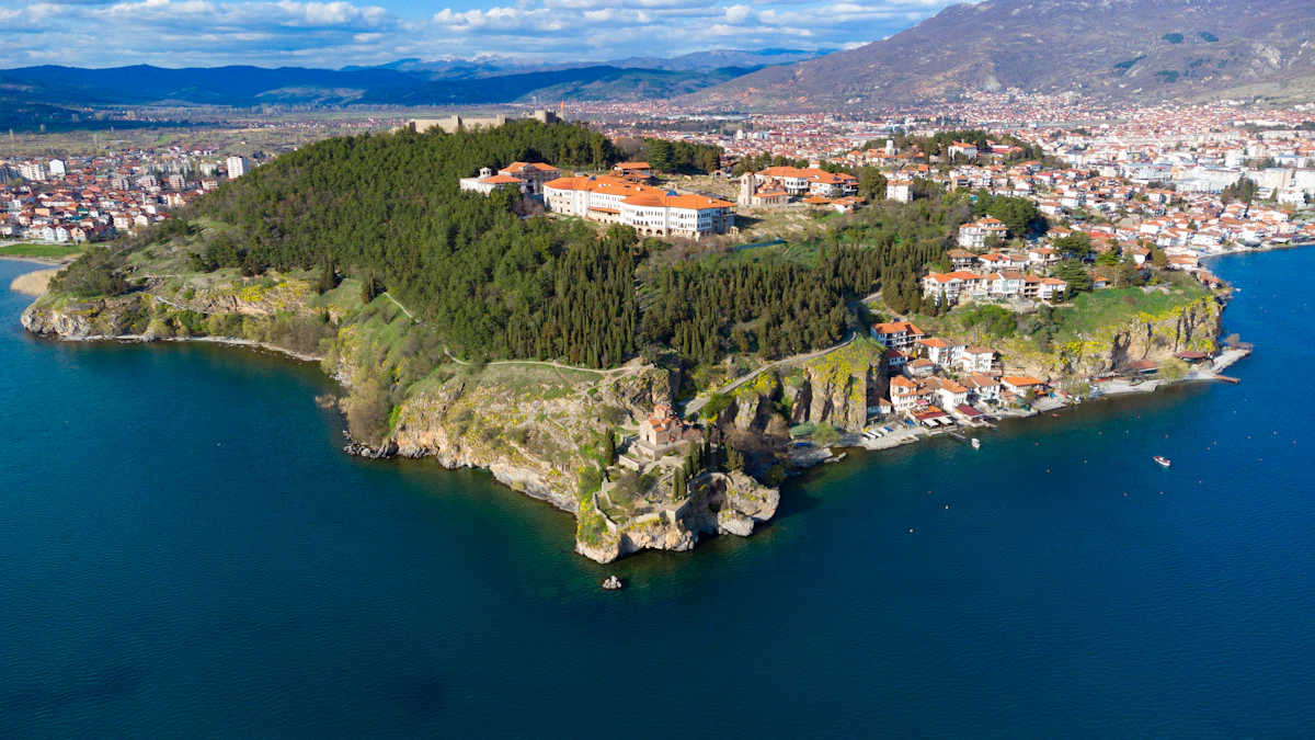 Ohrid city dan Danau Ohrid purba di Makedonia Utara dari udara