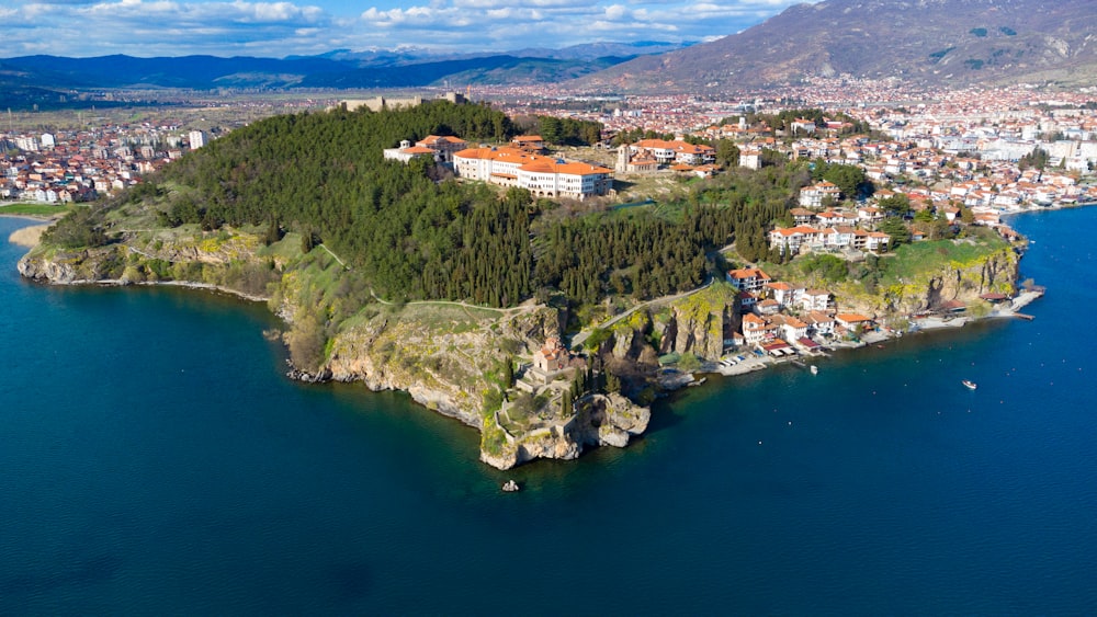 Veduta aerea della città sulla montagna durante il giorno